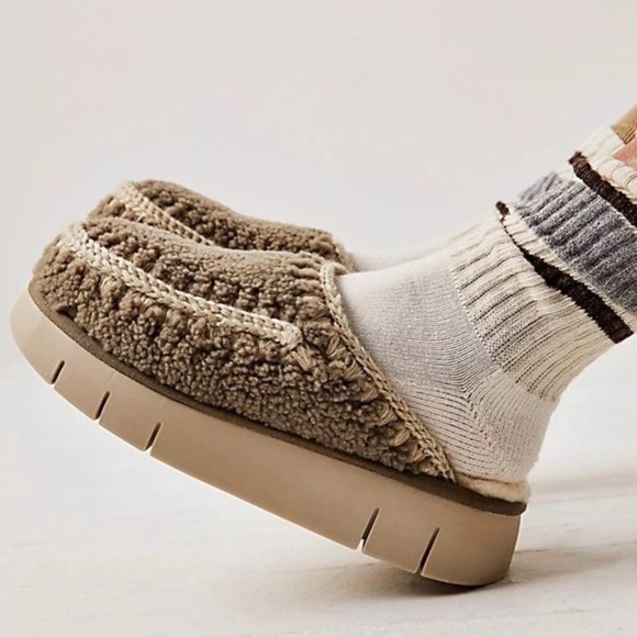 Free People Mou Bounce Slippers Clog Curly Sheepskin Military Green - Picture 6 of 9